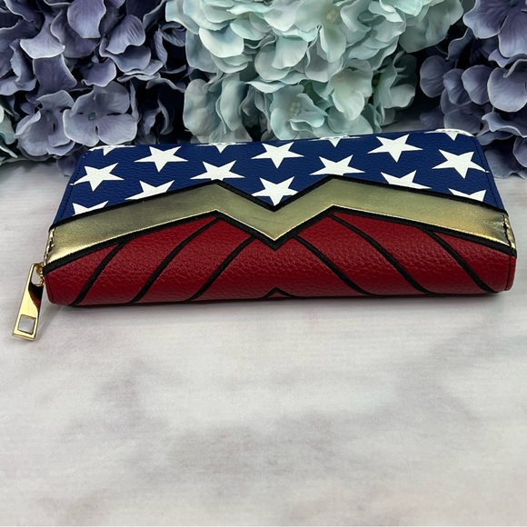 DC Comics Wonder Woman Clutch Wallet - Picture 9 of 15